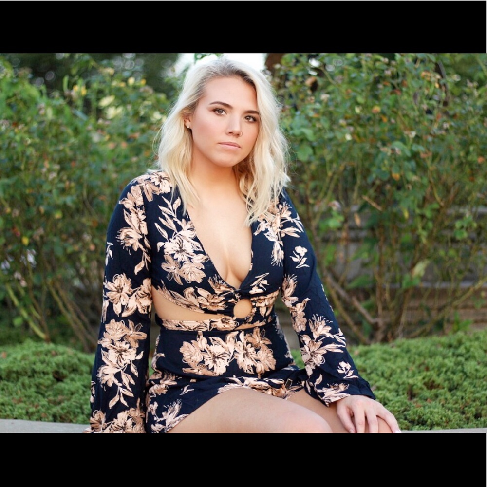 Floral Cut out Romper in Navy Blue - Picture 3 of 5